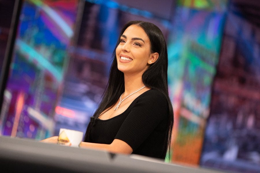 Descubren a una periodista que es igualita que Georgina Rodríguez