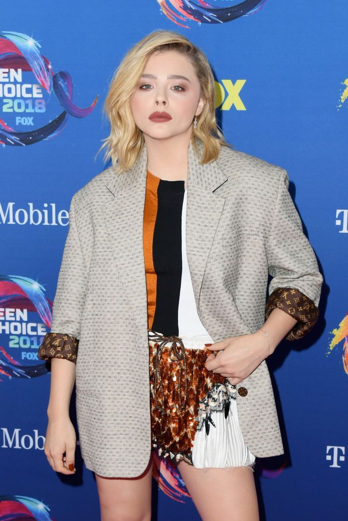 Teen choice awards Chloe Grace Moretz, traje masculino y Chloë Moretz en la alfombra roja de los Teen Choice Awards