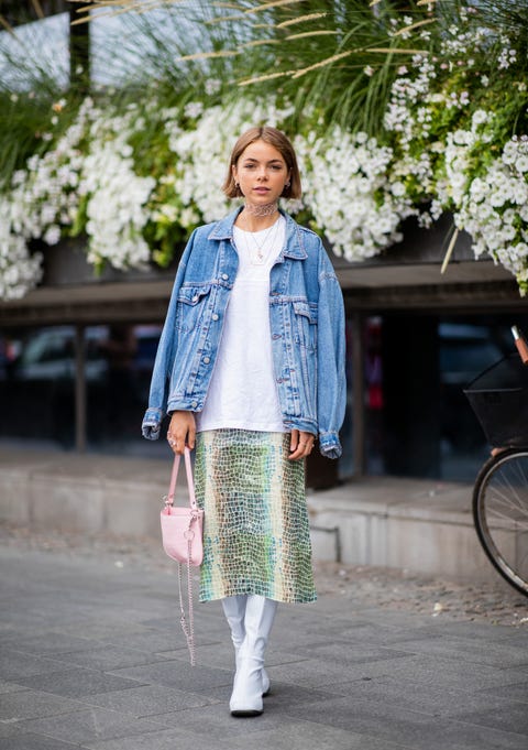 16 Cute Denim Jacket Outfits For Women To Wear In 21