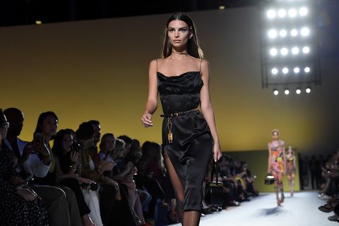centeret Uganda skrive et brev Emily Ratajkowski returns to the runway for Versace