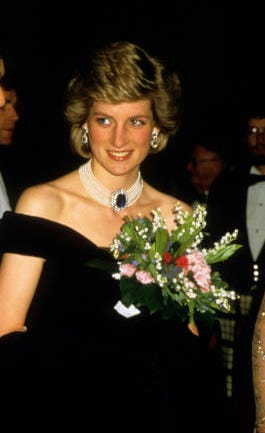 ダイアナ元妃がジョン・トラボルタと踊ったあのドレス、再びオークションに ダイアナ元妃 サファイヤ ダイヤモンド チョーカー