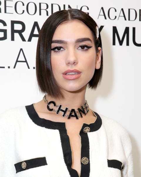 ボブ派のデュア リパがお嬢様ヘアアレンジを披露 ボブ派のデュア リパがお嬢様ヘアアレンジを披露