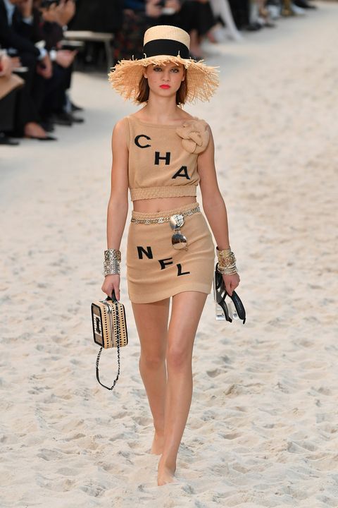 Underlegen Jeg var overrasket Tilbud Chanel's Spring 2019 Runway Was a Beach With an Ocean and Lifeguard On Duty