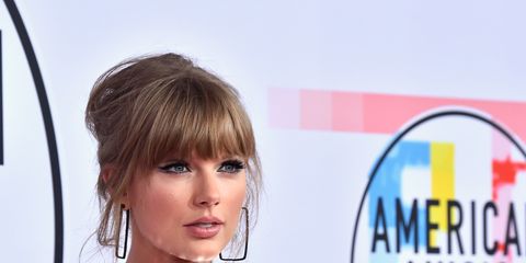 Taylor Swift Walked The 2018 Amas Without Joe Alwyn Taylor