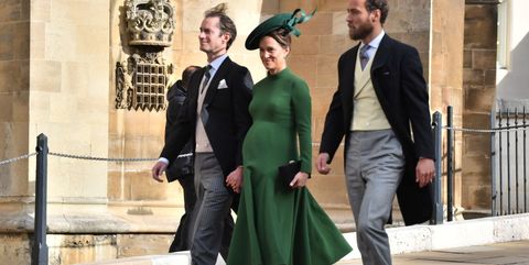 Een hoogzwangere Pippa Middleton met haar man James Matthews, tijdens de bruiloft van Prinses Eugenie en Jack Brooksbank