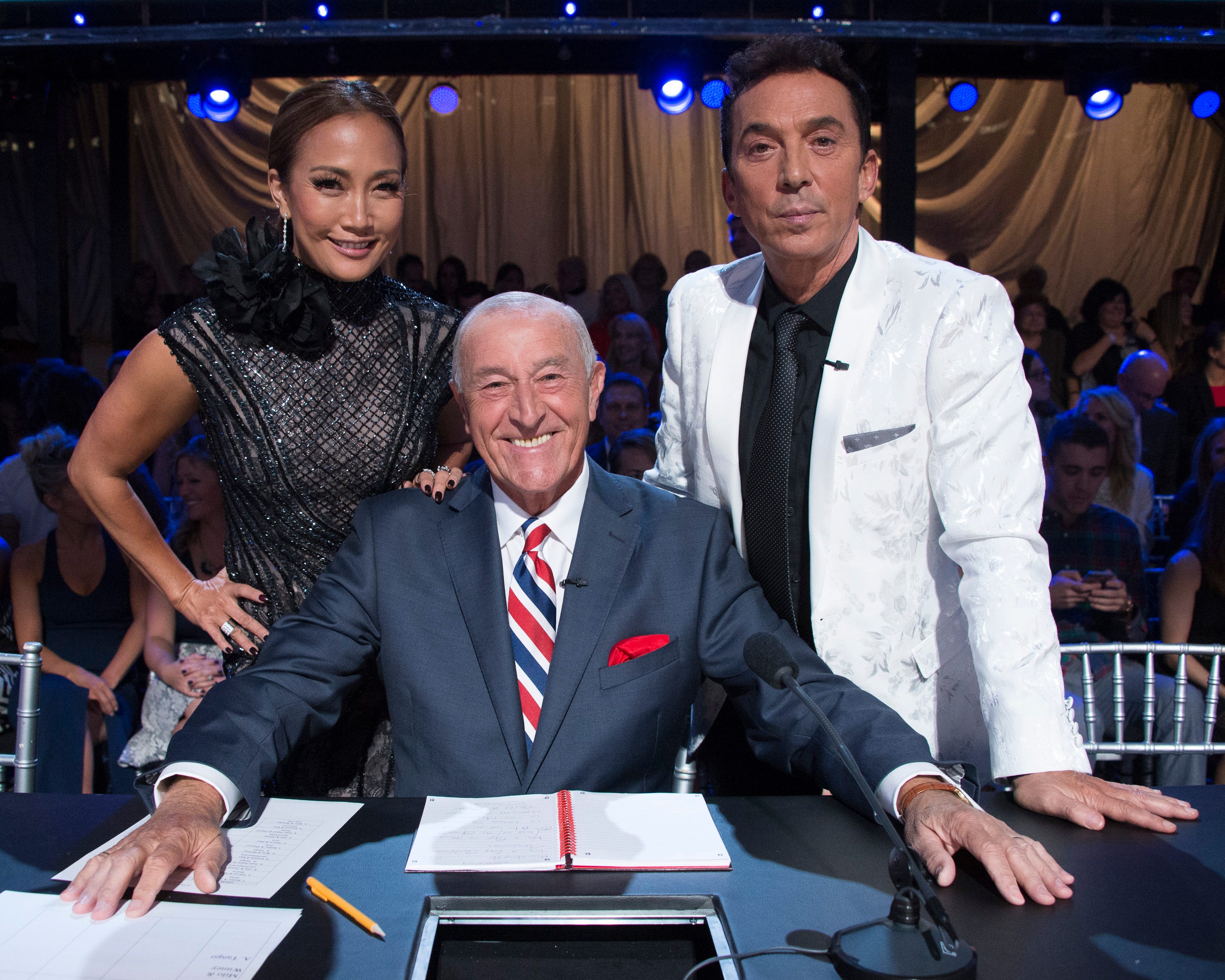  demi-finales de dancing with the stars les six couples restants se qualifient pour les demi-finales alors que la compétition se réchauffe en prévision des prochaines semaines couronnement du trophée convoité de mirrorball sur dancing with the stars, en direct le lundi 12 novembre 800 1000 hne, sur la walt disney television via le réseau de télévision getty images eric mccandlesswalt disney television via getty imagescarrie ann inaba, len goodman, bruno tonioli