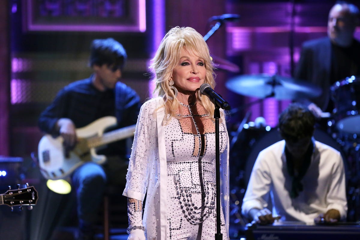 Need An Oscars Host? Consider Dolly Parton