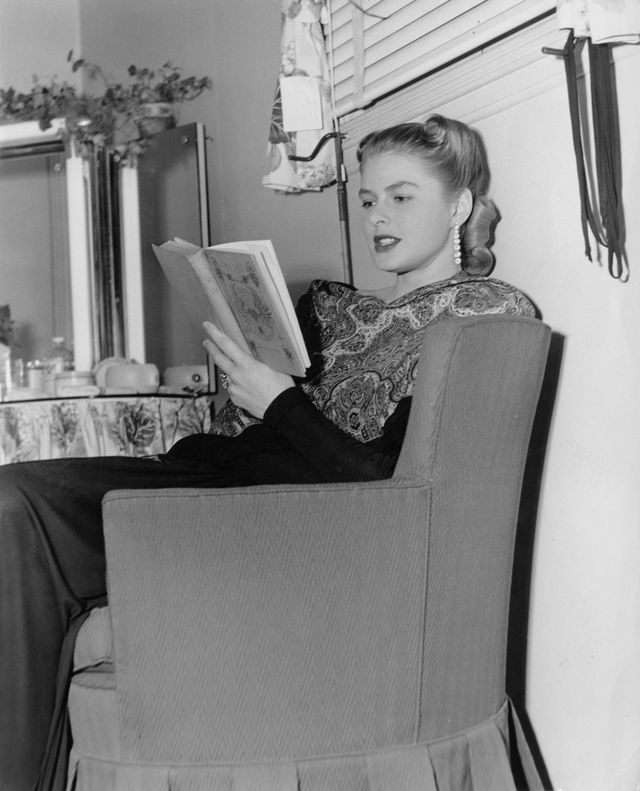 la actriz sueca ingrid bergman leyendo un libro en su camerino