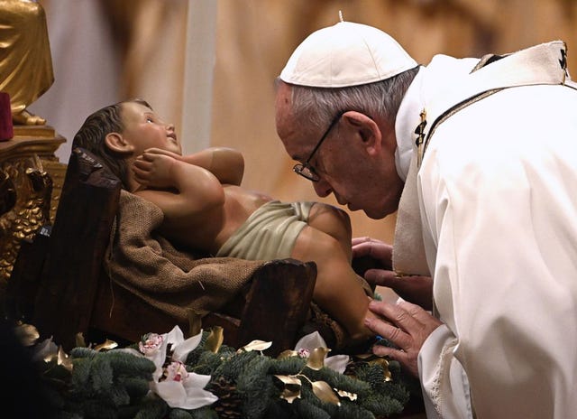 topshot papa francesco bacia un bambino gesù figura come lui arriva a condurre l'epifania di massa, il 6 gennaio, 2019, in vaticano, foto di vincenzo di pinto afp photo credit dovrebbe leggere vincenzo pintoafp via getty images