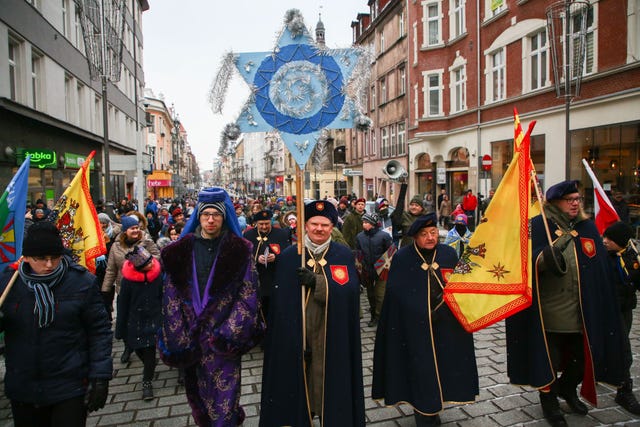 per partecipare all'epifania, noto come tre re, a gliwice, in polonia, dal gennaio 06, 2019 la sfilata ricorda biblica, la visita dei re magi a gesù bambino dopo la sua nascita, foto di beata zawrzelnurphoto via getty images