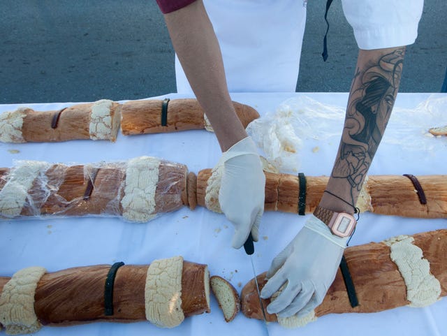 student gastronomii bierze udział w pobiciu rekordu Guinnessa, wykonując 2063,43 metrowy tort króla, najdłuższy na świecie, w saltillo, stan coahuila, Meksyk, W dniu 6 grudnia 2019 r.zdjęcie julio cesar aguilar zdjęcie powinno przeczytać julio cesar aguilarafp via getty images