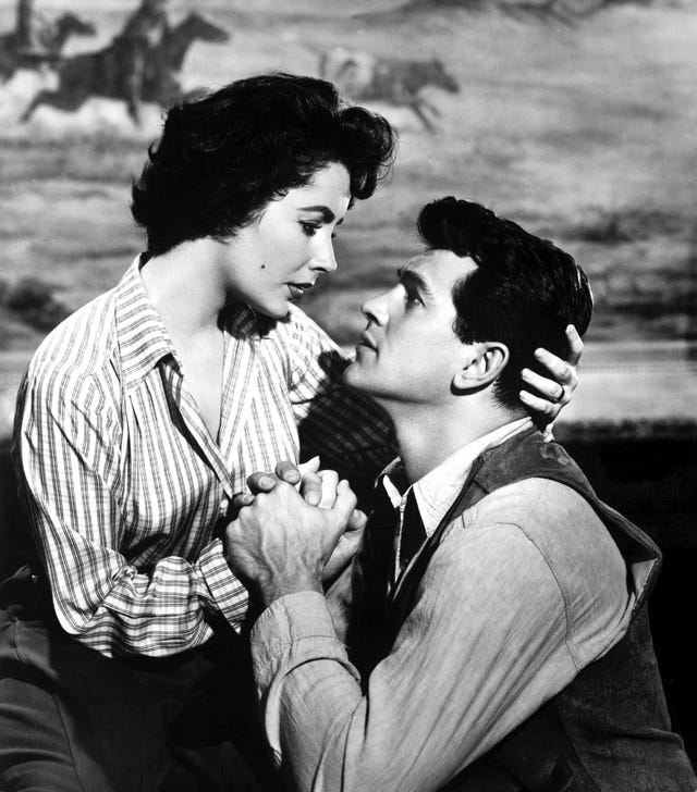 elizabeth taylor avec rock hudson r sur le plateau de tournage de giant réalisé par george stevens en 1956 photo d'apigammagamma rapho via getty images