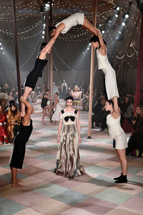Pentas Sirkus di Runway Fashion Show Dior : Okezone Lifestyle