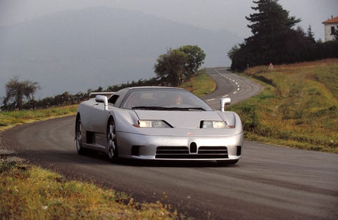 italia 23 september bugatti eb110 super sport dekat parma di italia pada 23 september 1992 foto oleh raphael gaillardegamma rapho via getty images