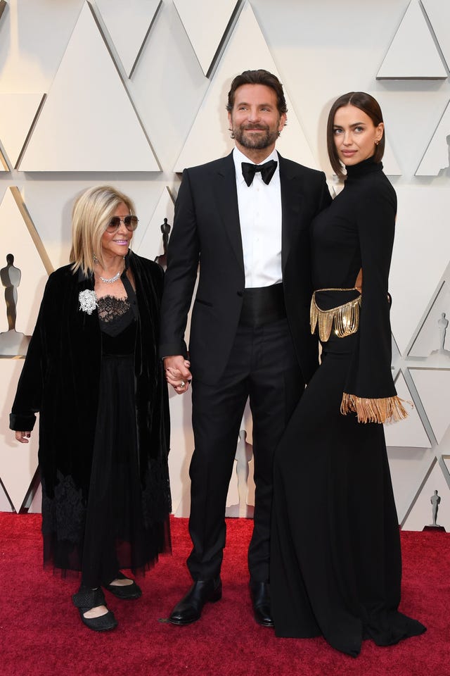 beste skuespiller nominert for en stjerne er født bradley cooper c, hans kone russiske modellen irina shayk r og hans mor gloria campano kommer til den 91. årlige academy awards på dolby theatre i hollywood, california februar 24, 2019 foto av mark ralston afp photo credit bør lese mark ralstonafp via getty images