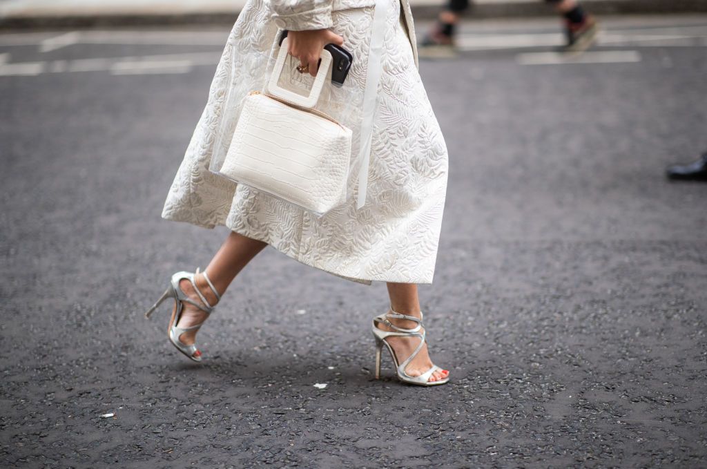 Regenjas praktijk Voorbijgaand Trend 2019: witte tassen zijn de nieuwe witte laarzen