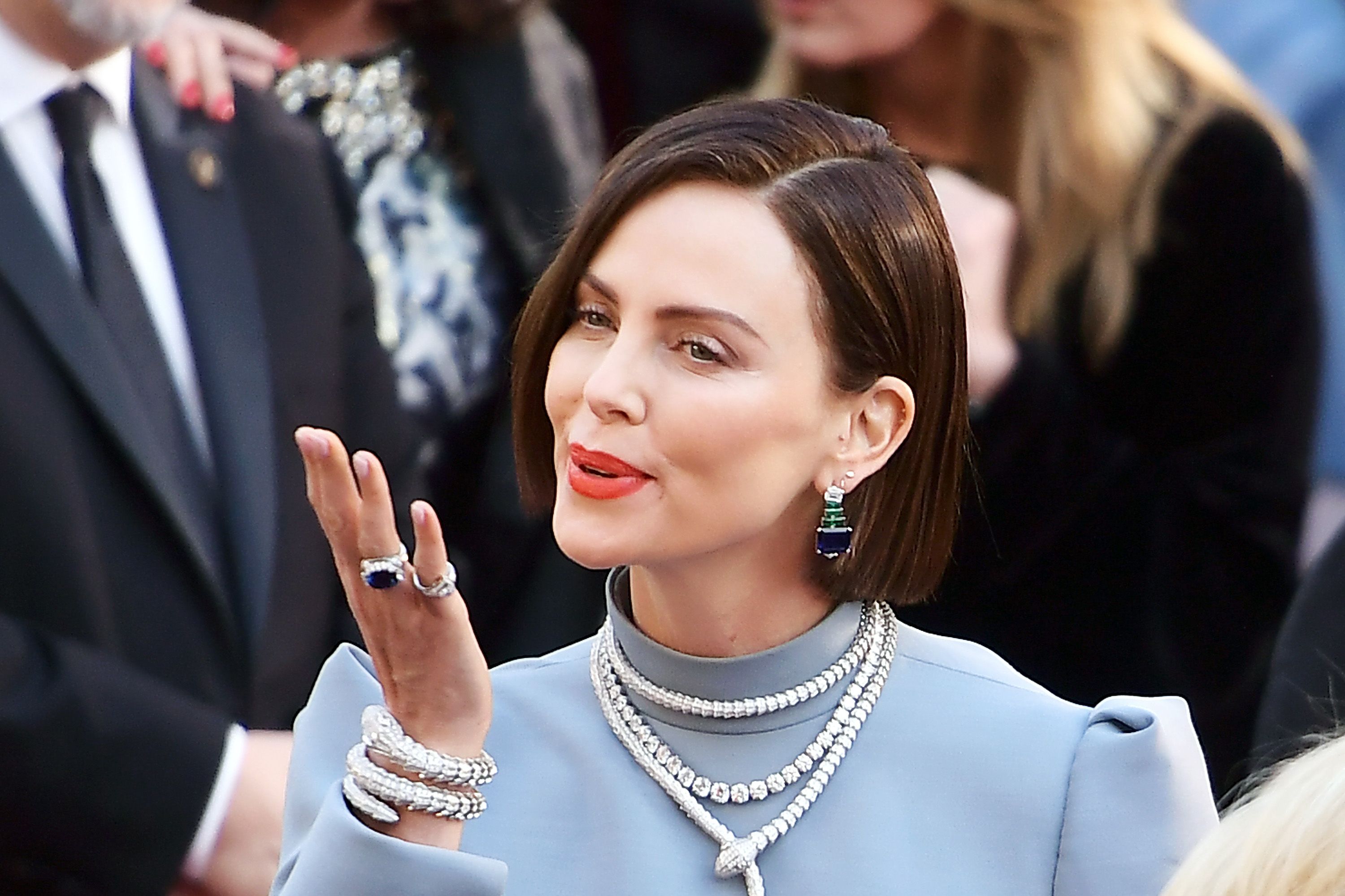 Oscars 2019 Everyone Is Loving Charlize Theron S New Dark Hair