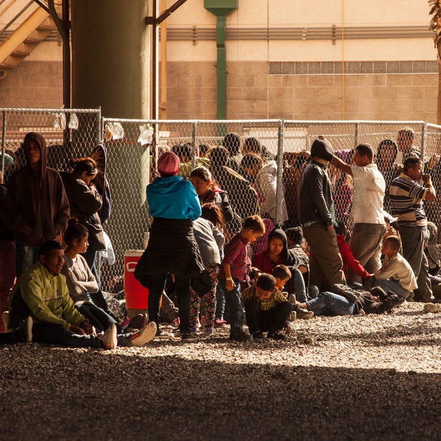 La Agencia de Aduanas y Protección Fronteriza de Estados Unidos retiene a los migrantes detenidos bajo el puente en El Paso