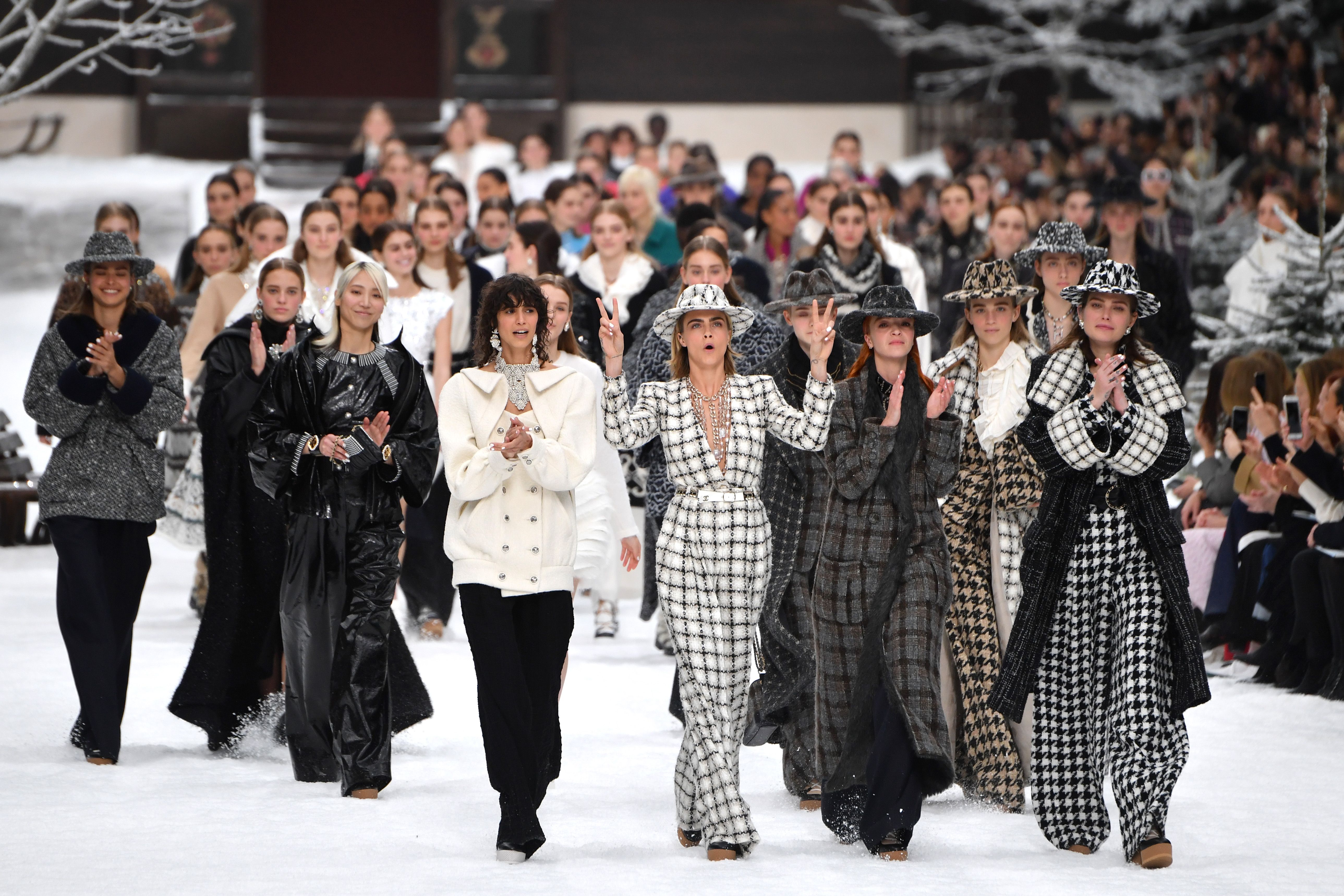 tykkelse Champagne Parcel How Chanel AW19 Paid Tribute To Karl Lagerfeld