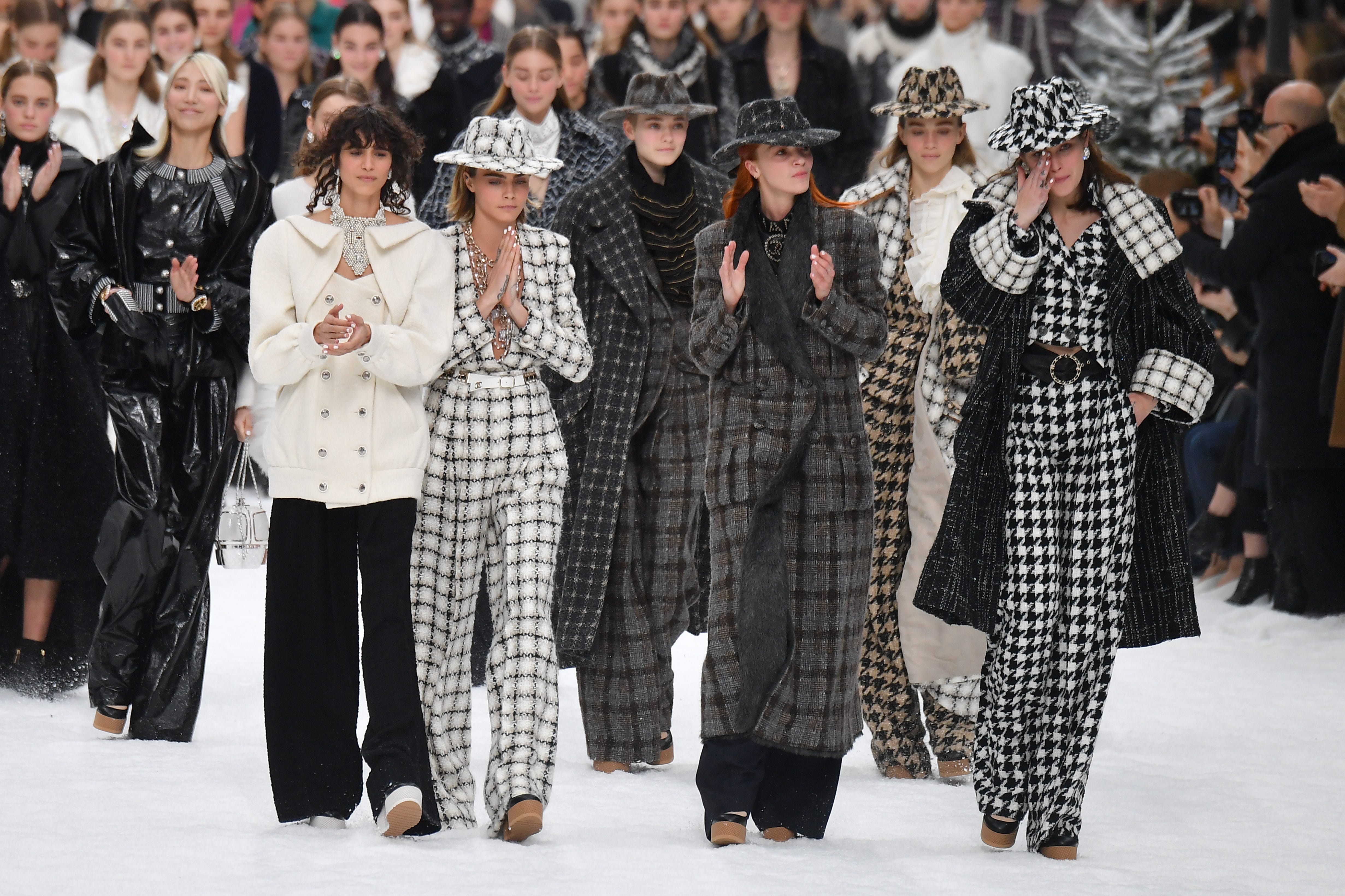 Cara Delevingne and Penelope Cruz Walk Karl Lagerfeld's Final Chanel ...