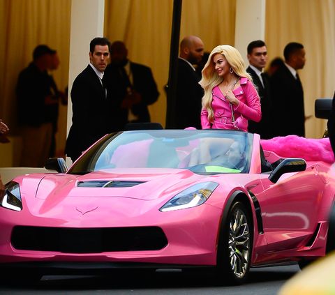 Kacey Musgraves arriving at the 2019 Met Gala in a pink Chevrolet Corvette