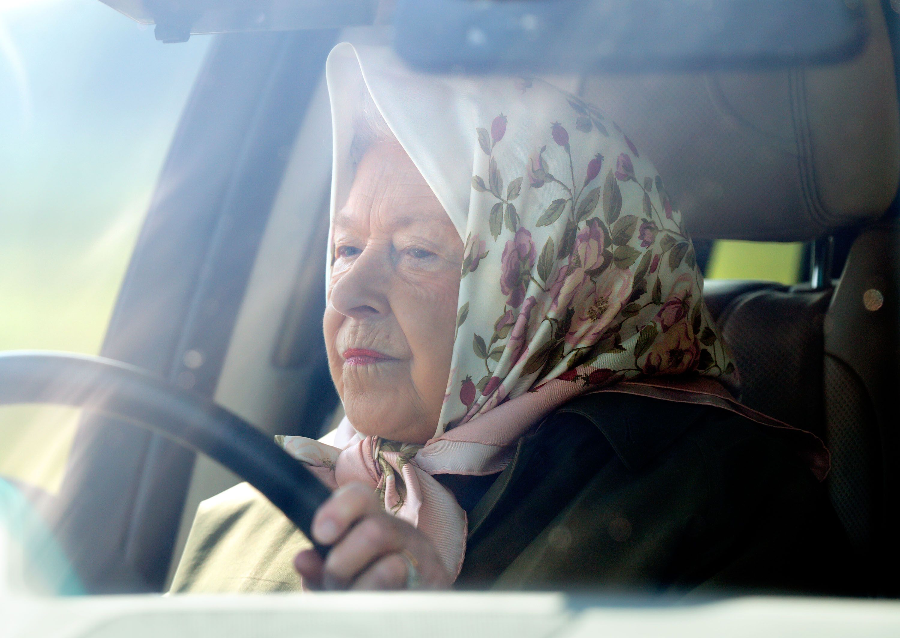 御年95歳のエリザベス女王 自ら車を運転して帰国したヘンリー王子のもとへ ハーパーズ バザー Harper S Bazaar 公式