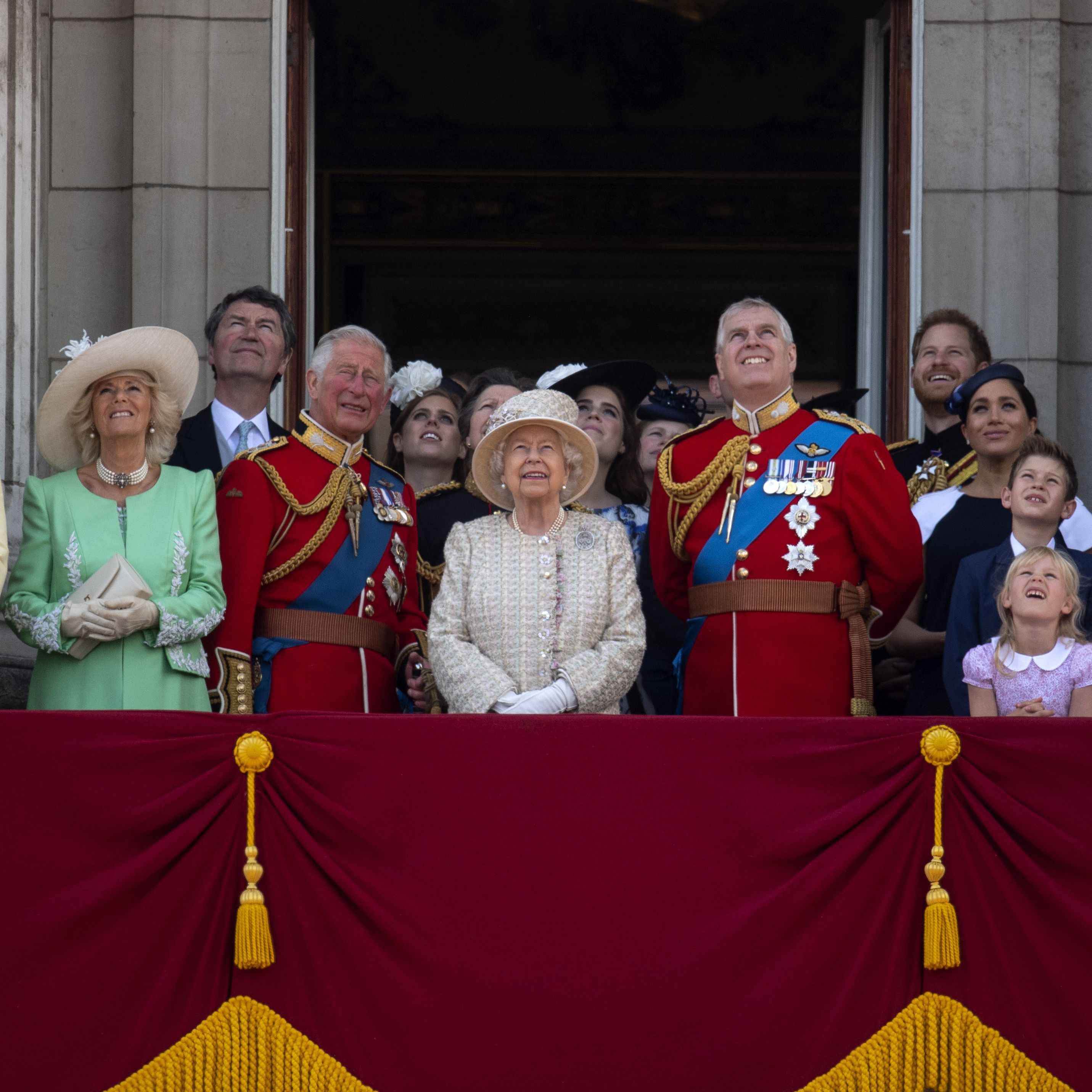 Церемония выноса флага. Trooping the Colour праздник. Церемония выноса Знамени. Церемония выноса Знамени в Великобритании. Традиции королевской семьи Великобритании вынос Знамени.