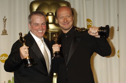 El director Paul Haggis, a la derecha, y Bobby Moresco posan con los premios Oscar que ganaron por su trabajo en 'Crash'. Haggis ganó el premio a la mejor película y Moresco ganó el premio al mejor guión original.