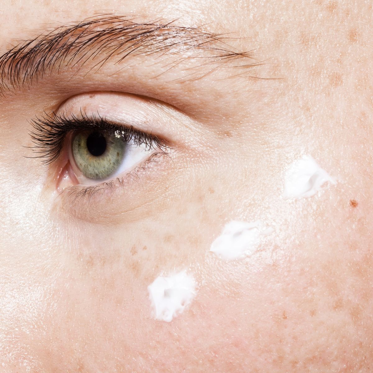 How to get rid of dark circles under the eyes: the best eye creams