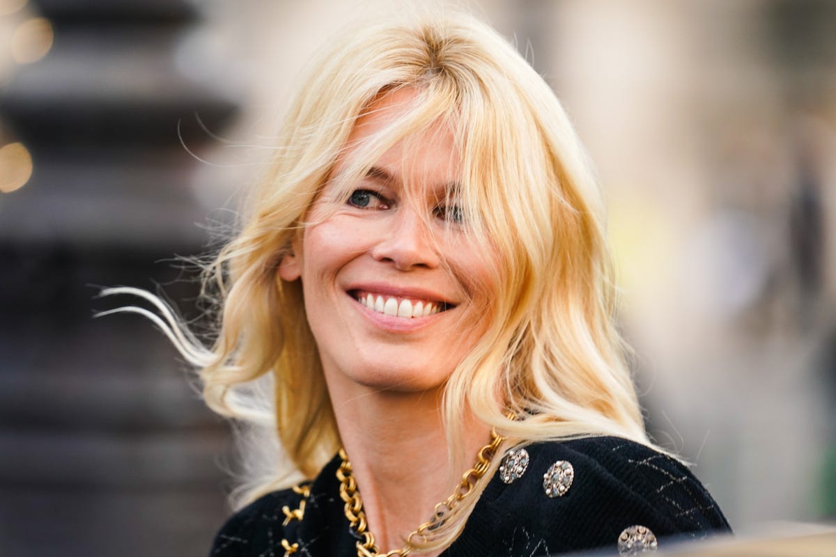Il maglione di Natale di Claudia Schiffer oggi