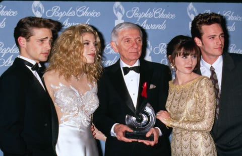 united states    the cast of beverly hills 90210 at the peoples choice awards, 17th march 1992 from left to right, jason priestley, tori spelling, aaron spelling, shannen doherty and luke perry photo by the life picture collection via getty images