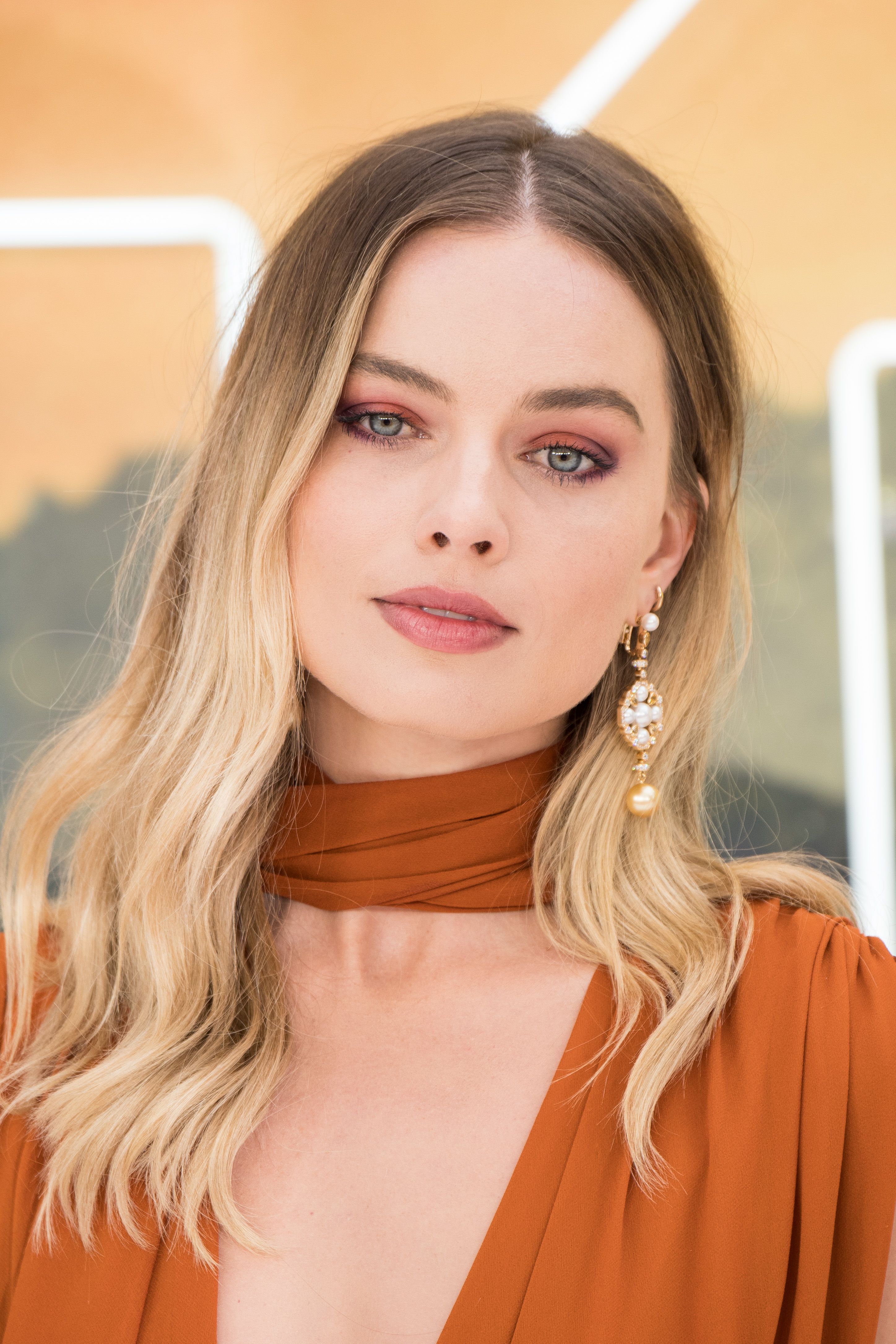 Margot Robbie S Hair And Make Up Evolution Margot Robbie S Best Beauty Looks