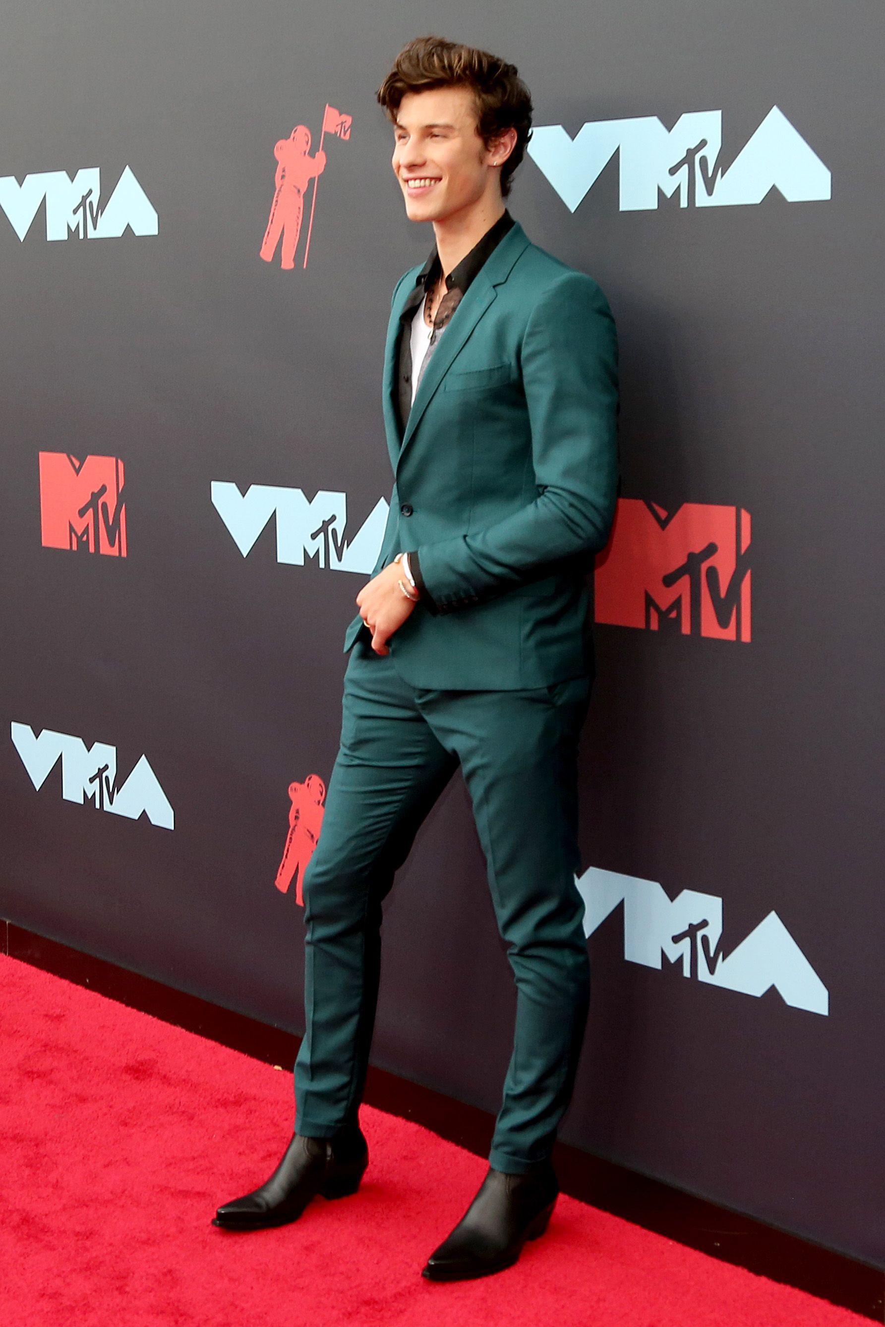 shawn mendes vmas 2019 red carpet