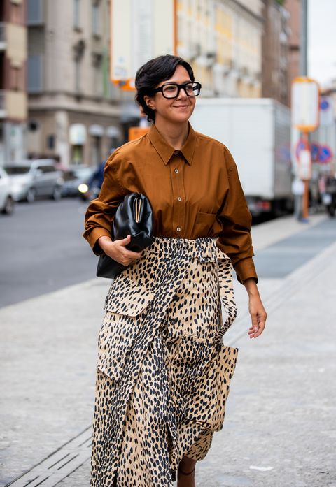 Cómo combinar una falda de leopardo en looks con mucha
