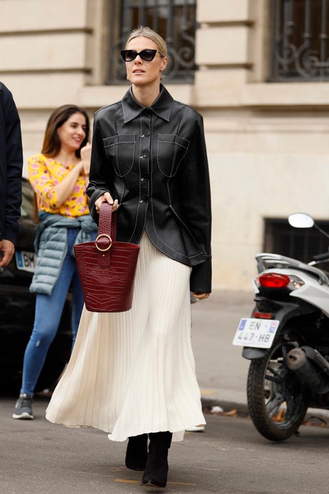 Looks con falda midi plisada blanca de tendencia esta primavera