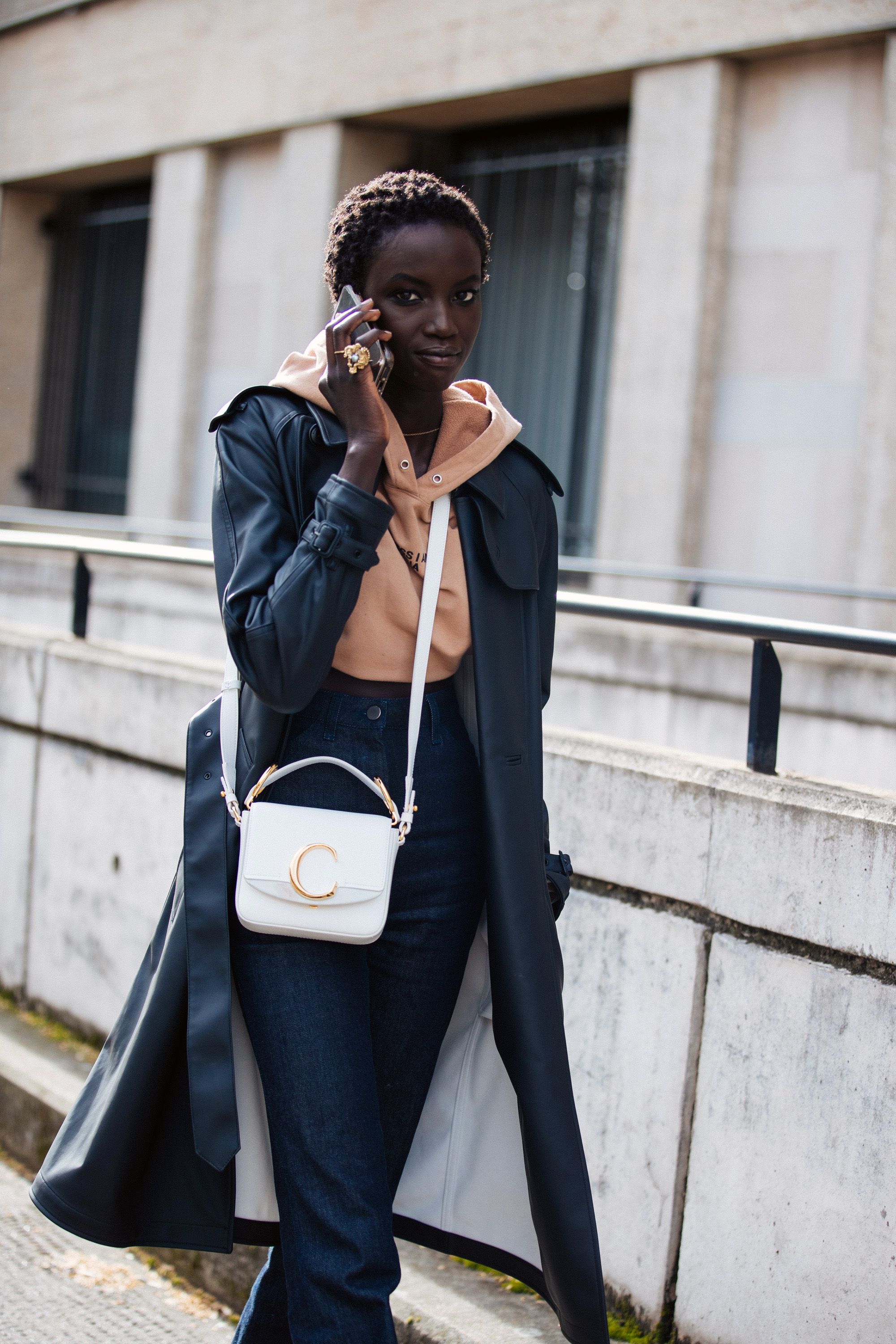 De leren trenchcoat maakt een comeback deze winter De leren trenchcoat maakt een comeback deze winter