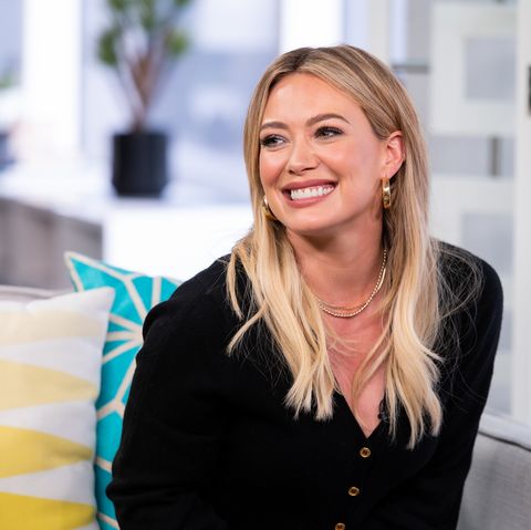 Lizzie Mcguire Tv Series Porn - Hilary Duff Shares 'Lizzie McGuire' Reboot Photo From New Scene