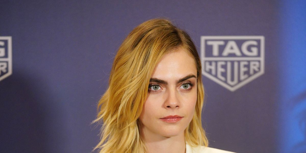 Cara Delevingne dyes her hair black hair and looks so different