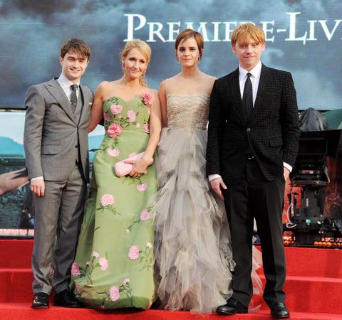 london, england 07 lipca embargoed for publication in uk tabloid newspapers until 48 hours after create date and time mandatory credit photo by dave m benettgetty images required l to r daniel radcliffe, jk rowling, emma watson i rupert grint uczestniczą w światowej premierze filmu harry potter and the deathly hallows part 2 na trafalgar square 7 lipca 2011 roku w londynie, anglia photo by dave m benettgetty images