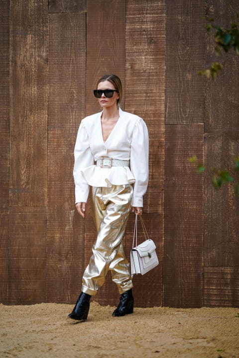 los pantalones dorados más virales del streetstyle