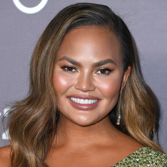 chrissy teigen arrives at the 2019 baby2baby gala