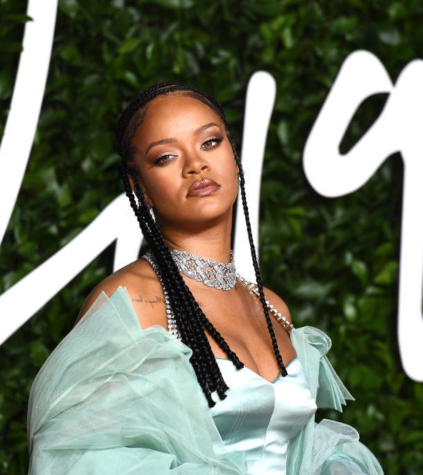 Rihanna tijdens de Fashion Awards 2019 beste-looks-british-fashion-awards-2019