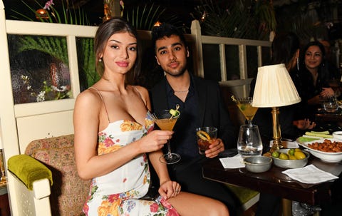 mimi keene y chaneil kular en la fiesta netflix bafta 2020