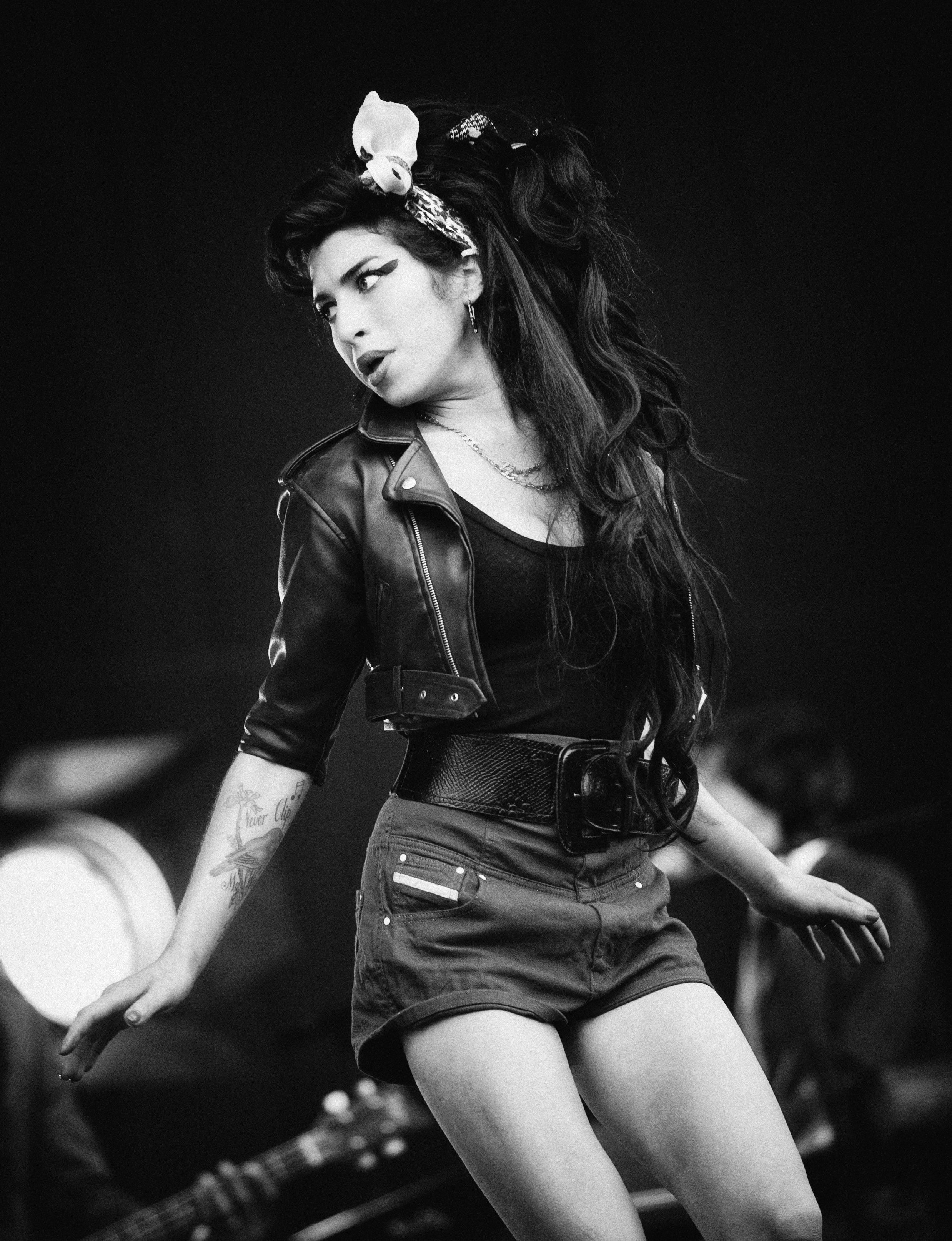 amy winehouse black and white