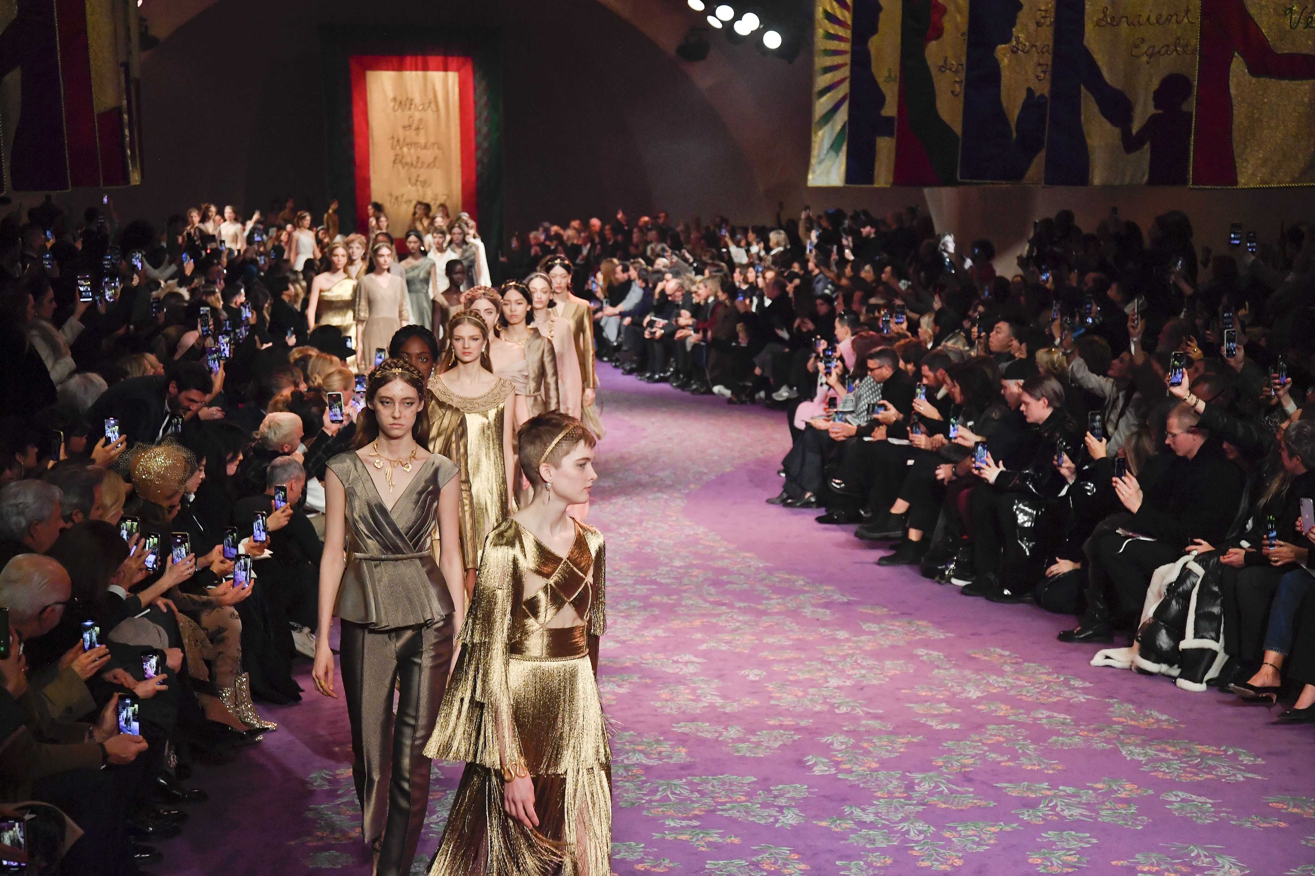 Tom Audreath score Vestlig Paris Milan London Shows Online – Paris Haute Couture Fashion Week to Go  Digital