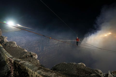 Il video incredibile dell’equilibrista che attraversa su una fune il cratere di un vulcano