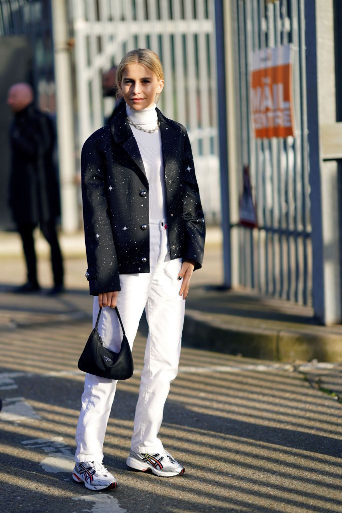 Amigo por correspondencia marrón Superposición Guía de estilo para llevar pantalones blancos en invierno - Jeans