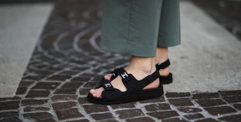 De todas las 'dad sandals', de Chanel son más