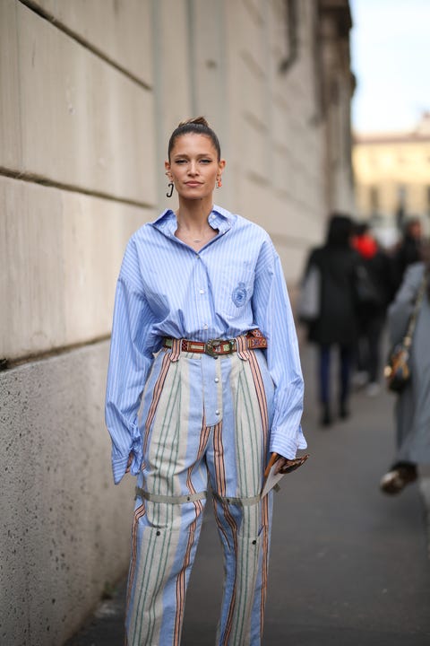 Looks con camisa de rayas azul: lo clásico es ahora tendencia