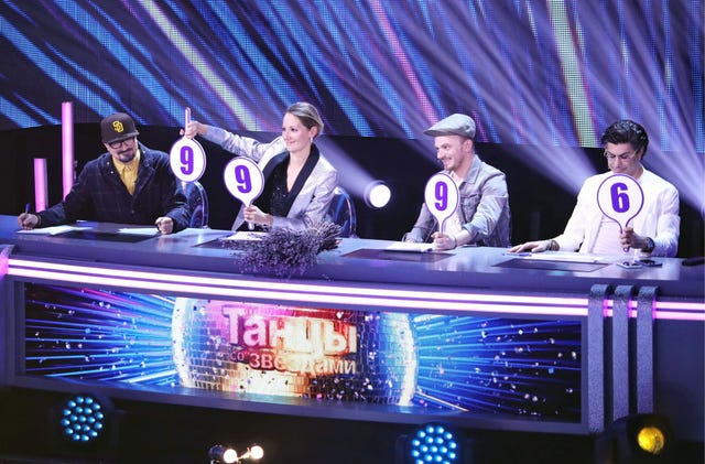 moskiew, rosja 12 kwietnia 2020 r. członkowie jury, choreograf jegor druzhinin, prezenterka telewizyjna darya zlatopolskaya, choreograf igor rudnik i rektor Rosyjskiej Akademii Baletowej w Waganowie nikolai tsiskaridze l r podczas kręcenia drugiego odcinka tanecznego show